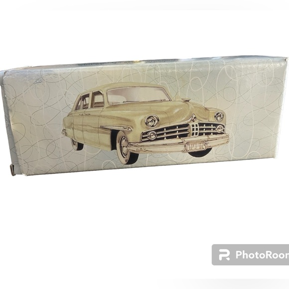 AVON 1949 LINCOLN COSMOPOLITAN DECANTER WITH MESMERIZE FOR MEN AFTER SHAVE - Picture 3 of 9